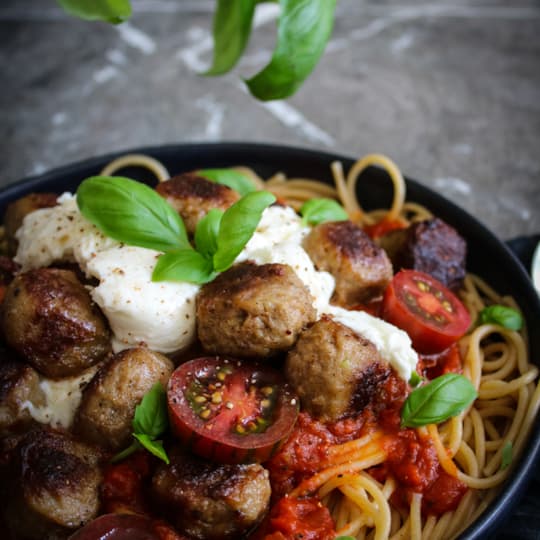 Spagetti med Gårdsköttbullar, mustig tomatsås och mozzarella