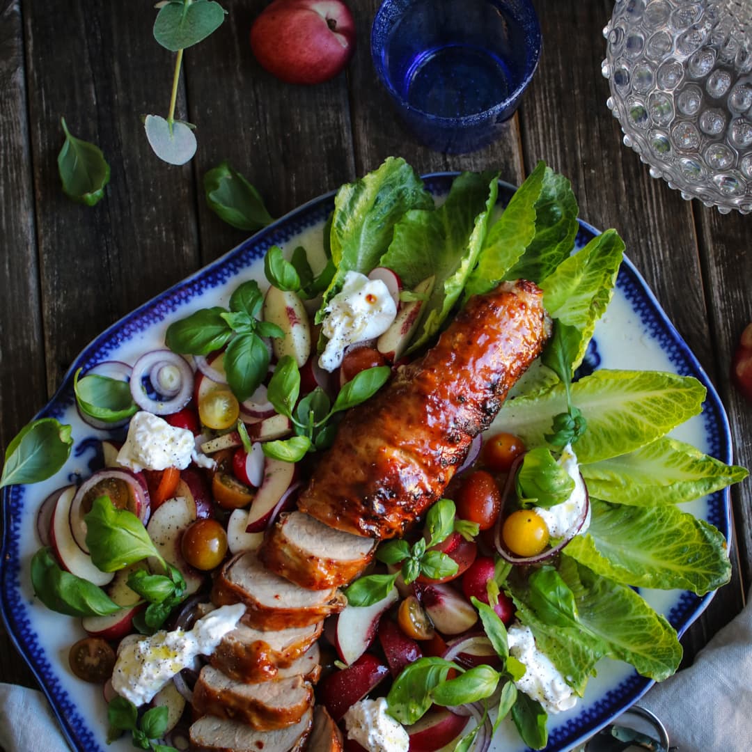 Prosciuttolindad filé med aprikosglaze och somrig sallad