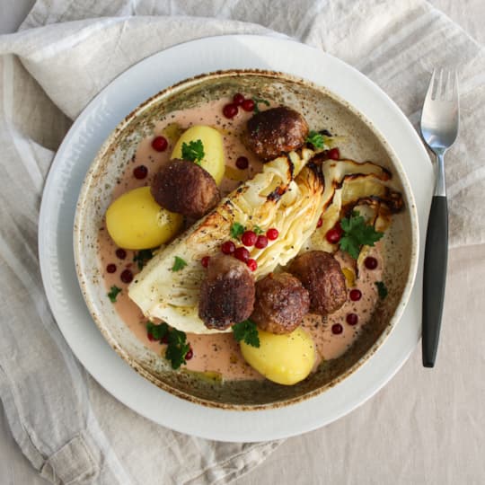 Smörstekta köttbullar med gräddstuvad spetskål