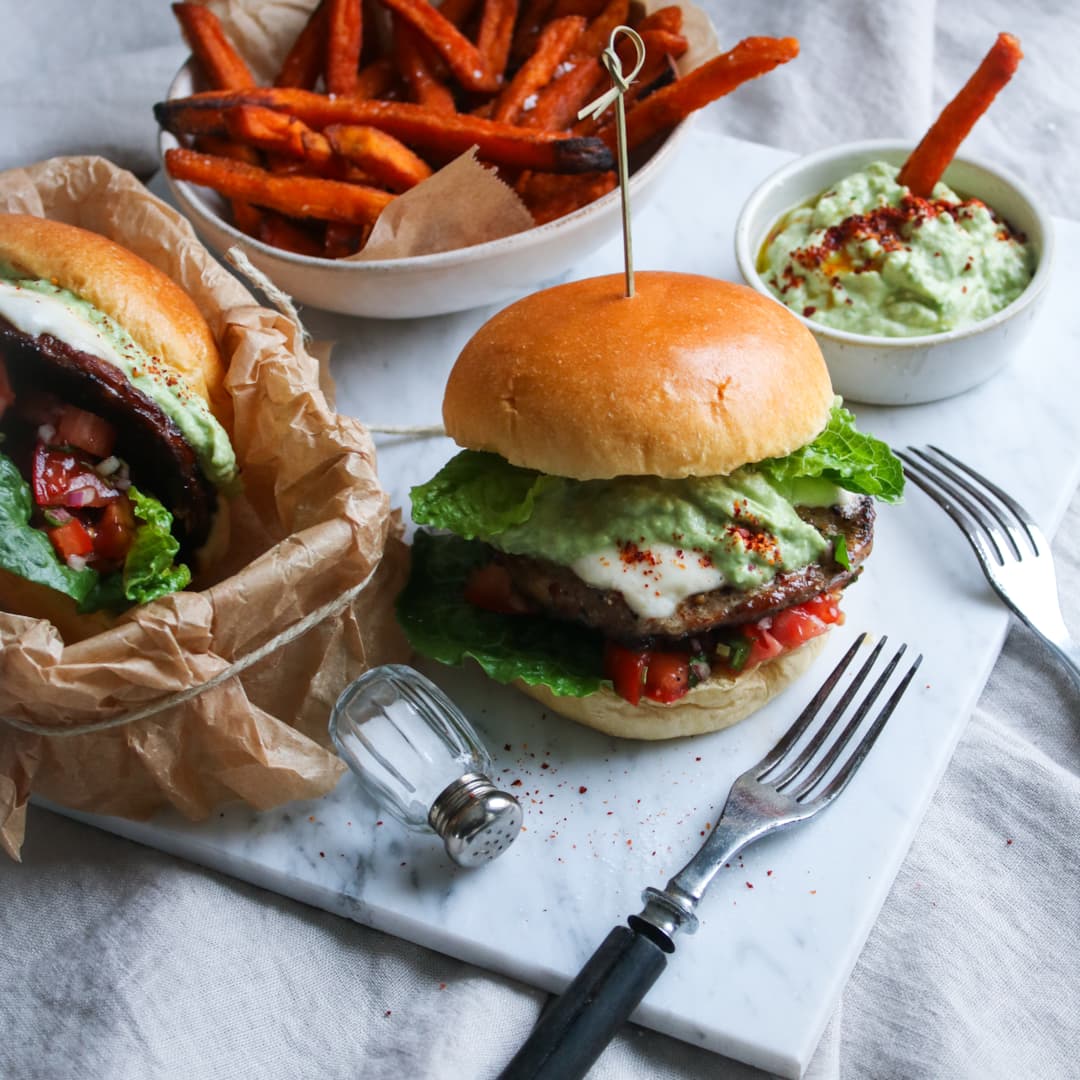 Spicy guacamoleburgare med pico de gallo och sötpotatisfries