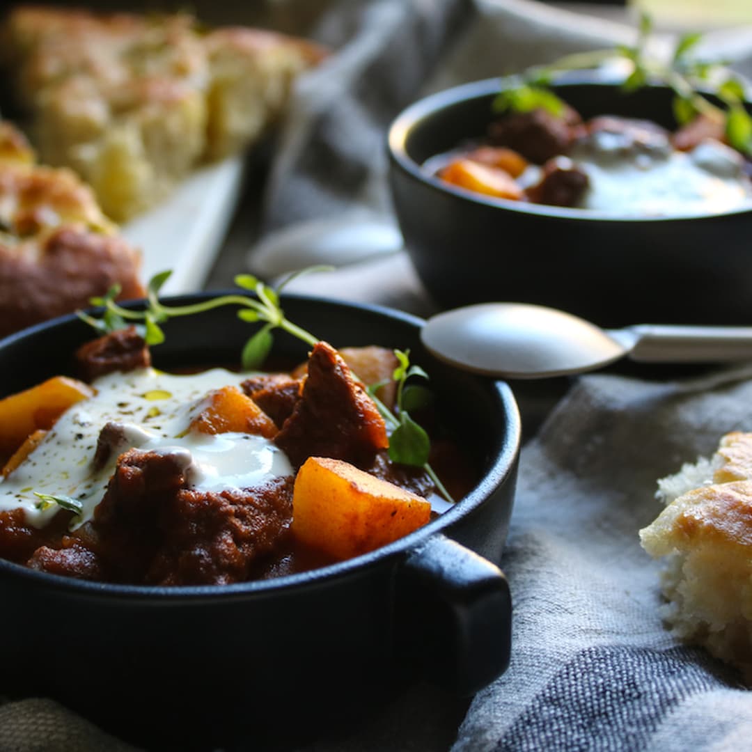 Gulaschgryta med gräddfil och enkelt pannbröd