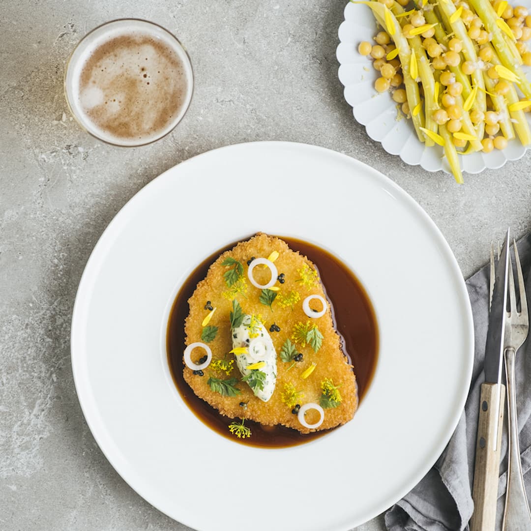 Blommig Schnitzel med sardellsmör och varm bönsallad