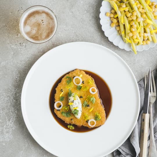 Blommig Schnitzel med sardellsmör och varm bönsallad