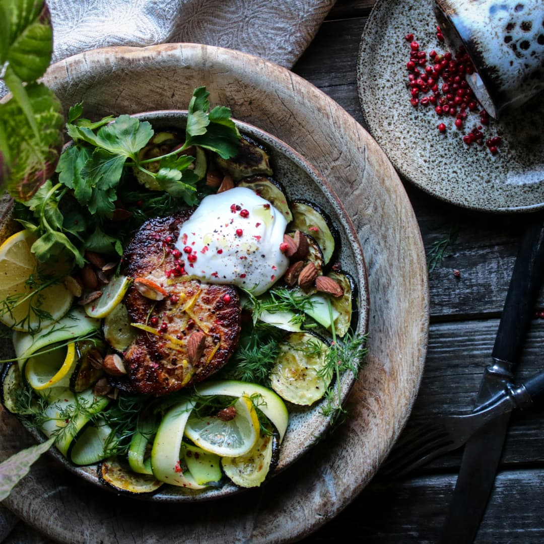 Kotlett med citron och vitlök serveras med zucchinisallad och vispad fetaost