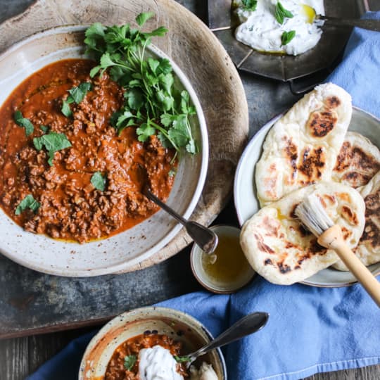 Indisk gryta med lammfärs, linser och naanbröd