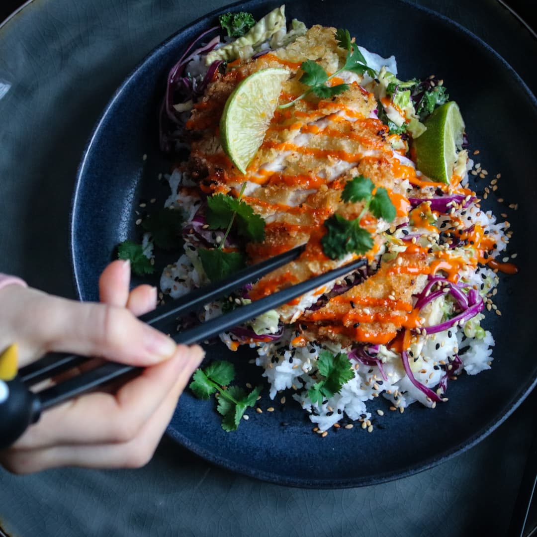 Tonkatsu (utbankad och panerad) kotlett - serveras med ris, kålsallad och srirachamajo