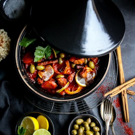 Karré i tagine med citrus och oliver - serveras med pärlcouscous och yoghurt