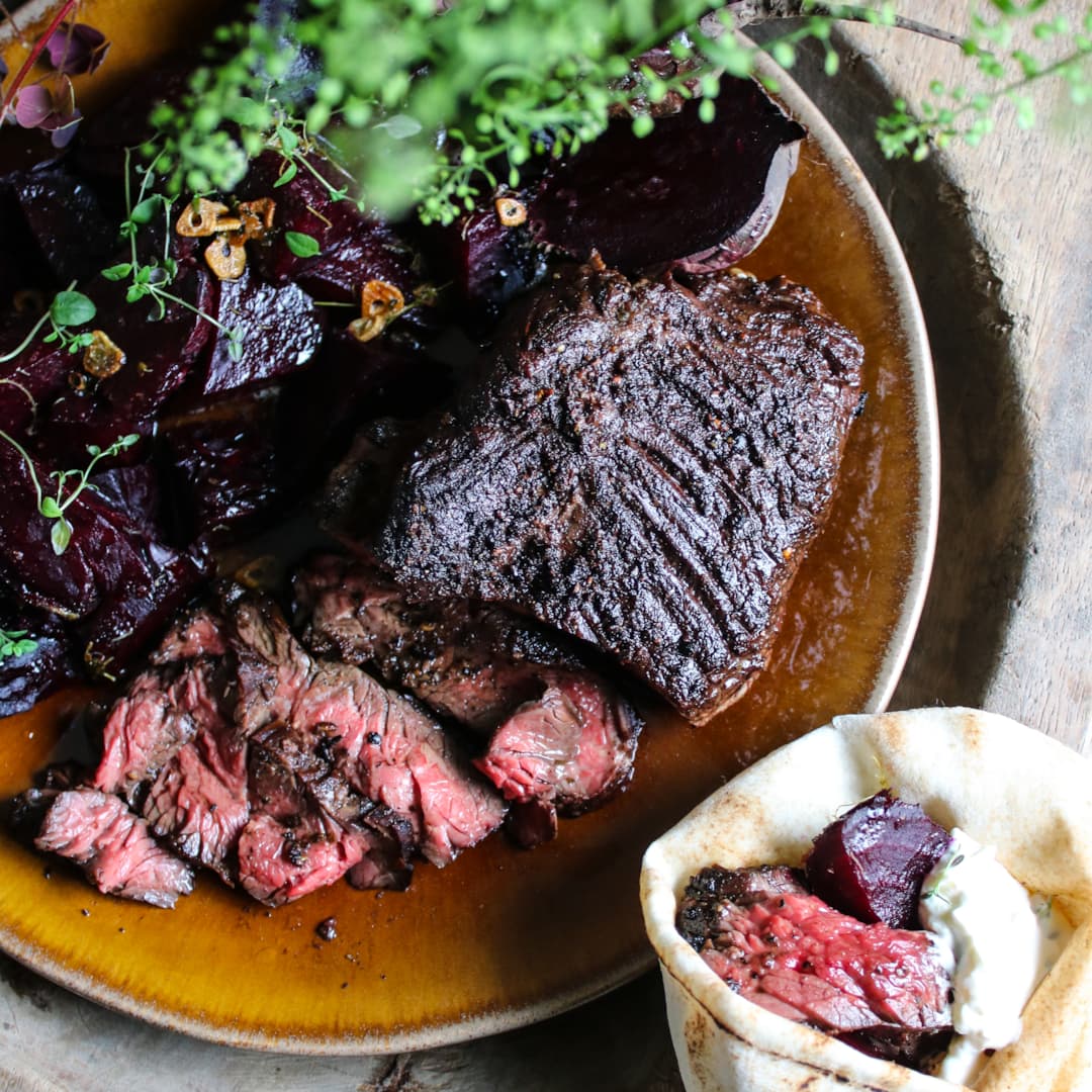 Grillad njurtapp med pepparrub i tunnbröd med ostdressing