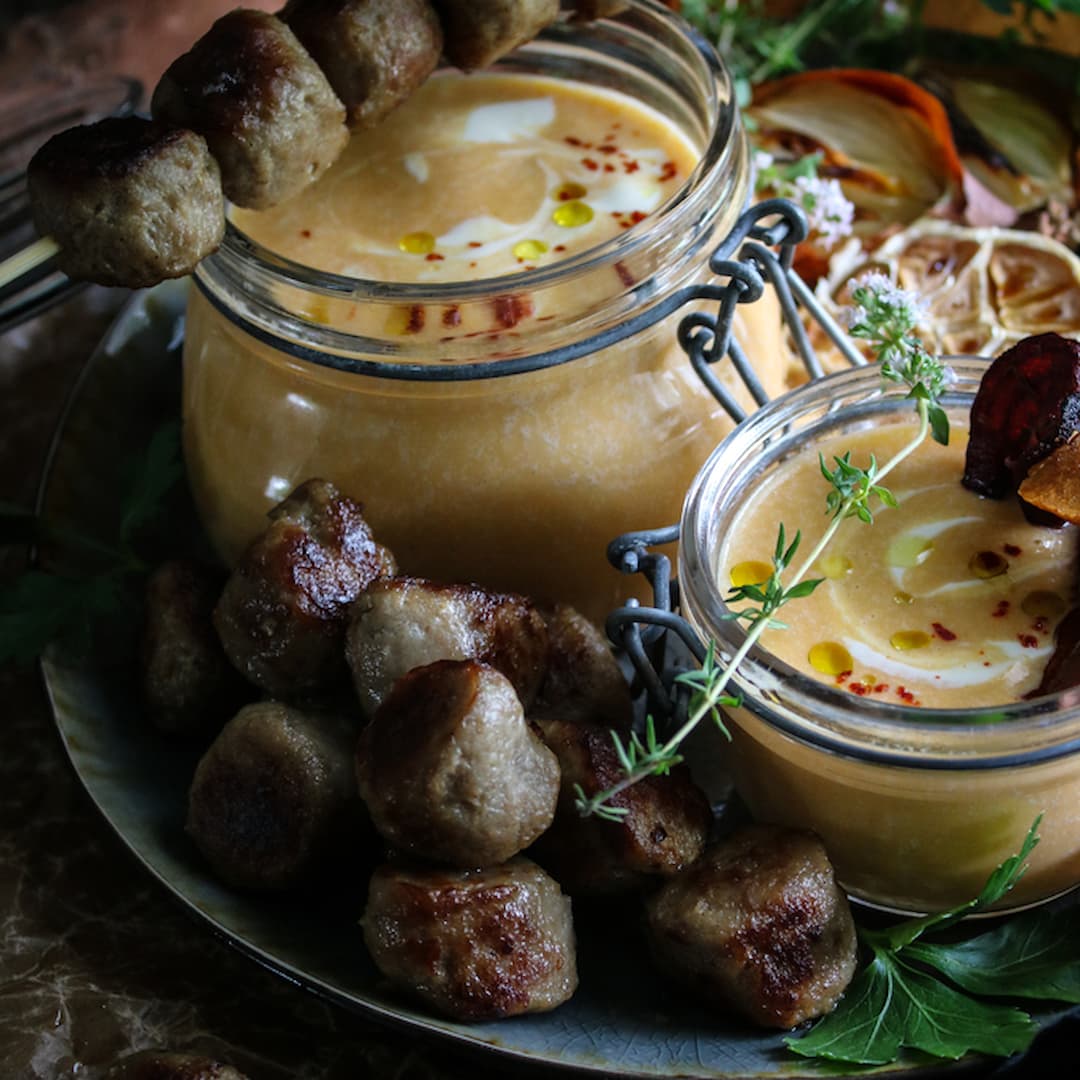 Ekologiska köttbullar med krämig sötpotatissoppa och krispiga tillbehör