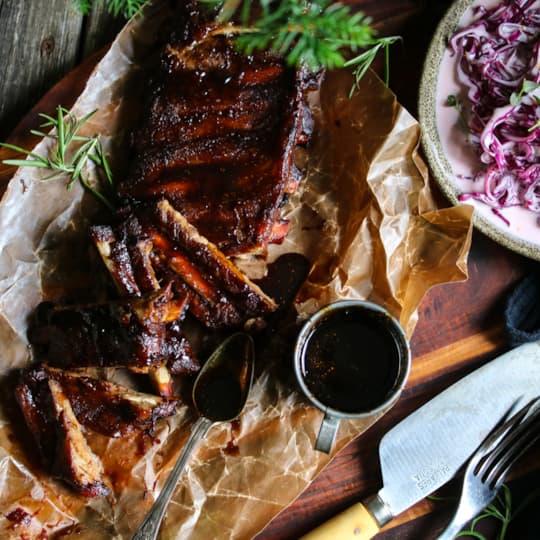 Revbensspjäll med pepparkaksglaze och coleslaw